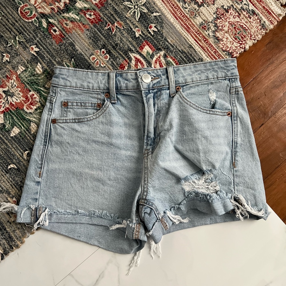 No Boundaries light wash factory distressed short